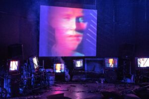 Las Musicalizadas del FestiFreak: un recorrido por los dispositivos cinematográfico y televisivo en “El Incidente Max Headroom” y “El ruido del fuego”