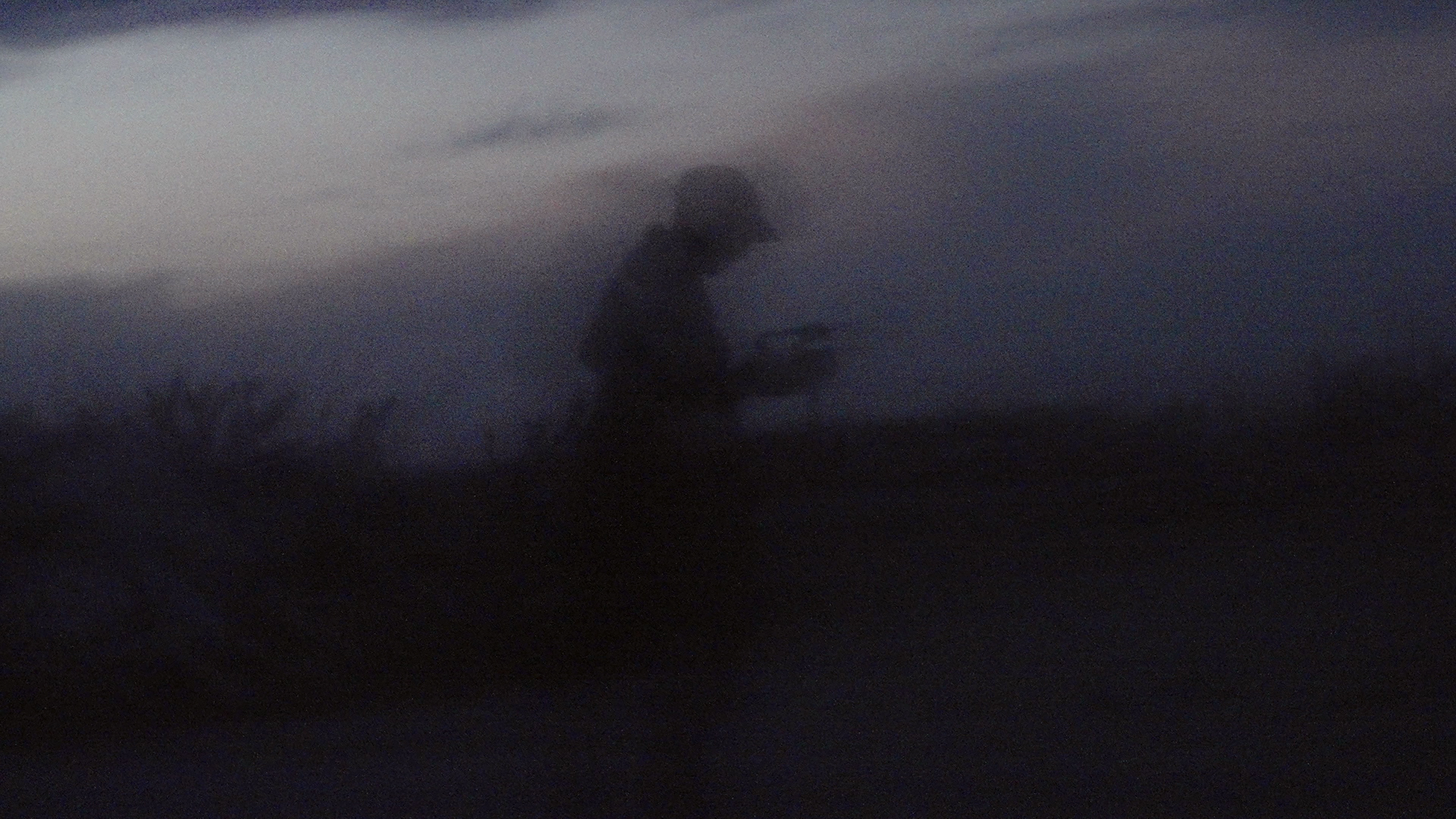 Bajo las cenizas, el barro